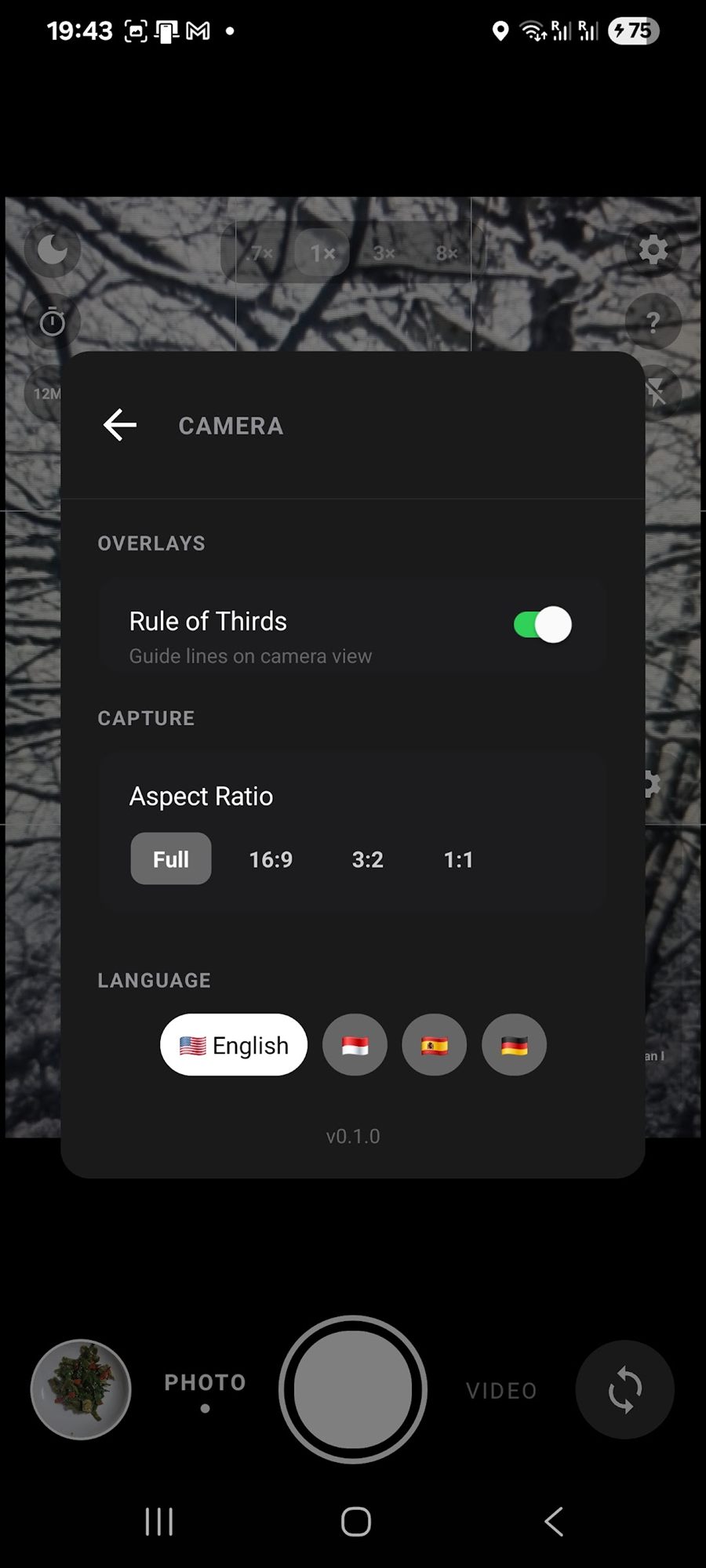 The camera settings panel with a rule of thirds switch, aspect ratio choices of full, 16 to 9, 3 to 2 and 1 to 1, and language flags for English, Indonesian, Spanish and German.